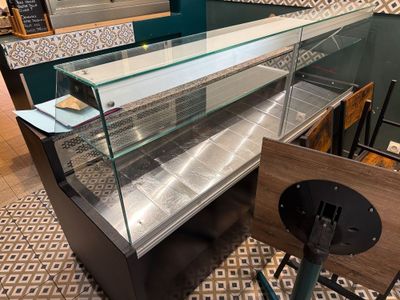 un comptoir avec une vitrine au milieu de la pièce