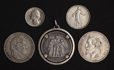 six types différents de pièces d'argent sont représentés sur un fond noir