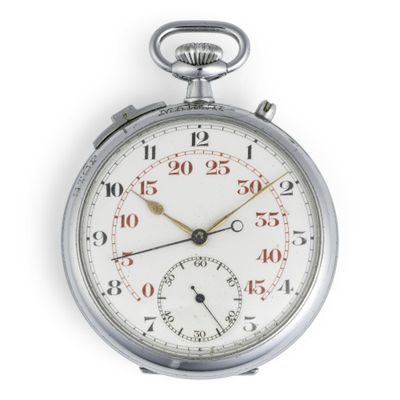 un gros plan d'une montre de poche en argent sur fond blanc