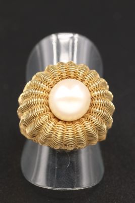 un gros plan d'une bague contenant une perle