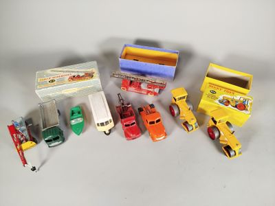de nombreux types différents de camions miniatures et de camions sur la table