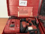 une caisse à outils rouge avec des outils sur une table