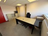 une pièce avec un bureau et une chaise