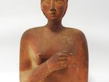statue d'une femme portant un bandeau sur la tête et les bras croisés