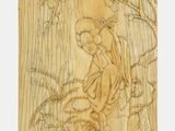 sculpture sur bois représentant une femme avec un panier de fleurs