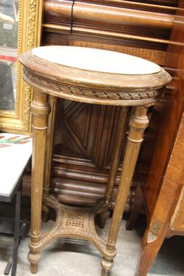 une table avec un plateau en marbre et un miroir derrière