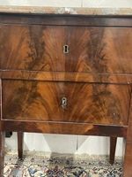 Petite commode deux tiroirs en acajou et placage d'acajou fl… (photo 3)