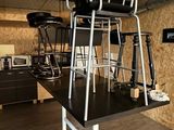 une table noire avec des chaises et une chaise noire posée dessus