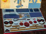 un petit train dans une boîte sur une table