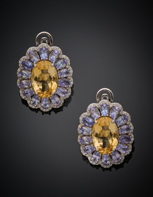 une paire de boucles d'oreilles en saphir jaune et diamants