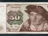 un gros plan d'un billet de banque sur lequel figure le portrait d'un homme