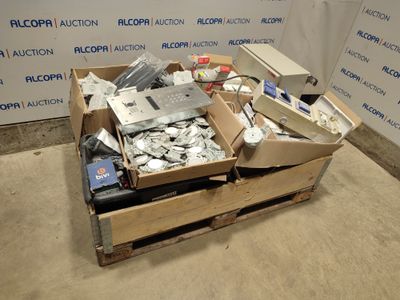 un tas d'appareils électroniques divers dans une boîte