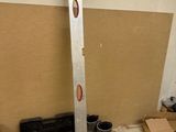 une photo d'une pièce où l'on voit une boîte à outils et des outils posés par terre