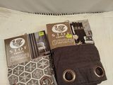 trois objets posés sur un lit