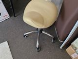 une chaise qui se trouve dans le coin d'une pièce