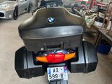un motocycle garé à l'intérieur d'un bâtiment