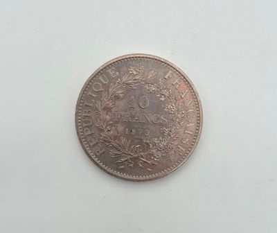 gros plan d'une pièce de monnaie sur une surface blanche avec un fond blanc