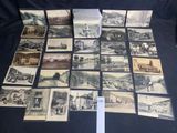 un grand nombre de cartes postales anciennes qui se trouvent sur la table