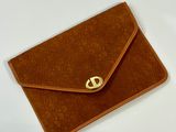 enveloppe marron avec un fermoir doré sur fond blanc