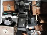 une pile d'anciens appareils photo empilés les uns sur les autres