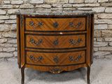 une commode en bois avec un plateau en marbre