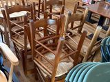 de nombreuses chaises et tables dans une pièce aux murs en bois