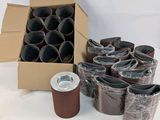 une boîte de rouleaux de sable à côté d'une boîte de rouleaux de ruban adhésif