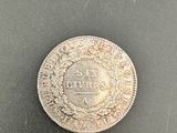 gros plan d'une pièce de monnaie en argent sur une surface noire