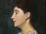 portrait d'une femme en robe noire avec un col en dentelle blanche