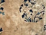 un gros plan d'un tapis orné d'un motif