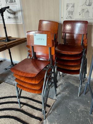 many chairs that are sitting in a room together