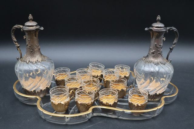 Service à liqueur sur plateau : 12 verres et 2 carafons enchâssés...