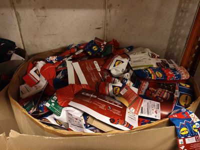 une boîte en carton remplie de toutes sortes d'aliments