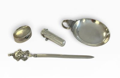 beaucoup d'objets en argent sur une surface blanche