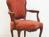 une image d'une chaise avec un revêtement rouge, revêtement rouge, revêtement rouge, revêtement rouge, revêtement rouge, revêtement rouge, revêtement rouge, revêtement rouge, revêtement rouge