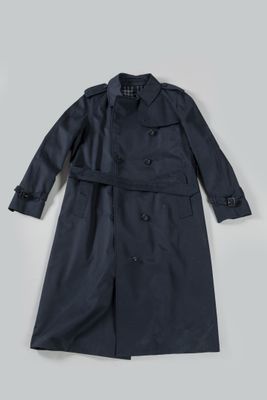 une photo d'un trench-coat bleu sur fond blanc