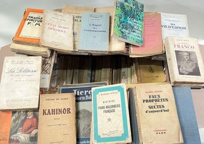 une pile de vieux livres posés sur une table