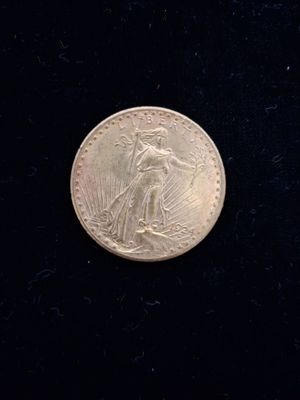 l'image d'une pièce d'argent sur une surface noire