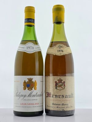 deux bouteilles de vin posées l'une à côté de l'autre sur une table