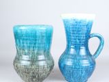 deux vases posés l'un à côté de l'autre sur une table
