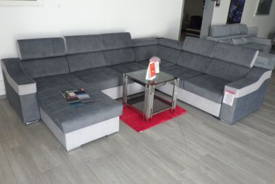 un canapé et une table basse dans un salon