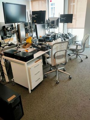 un bureau sur lequel se trouvent de nombreux équipements informatiques