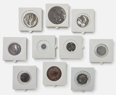 tout un tas de pièces de monnaie de toutes sortes accrochées au mur