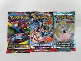 trois paquets de cartes à collectionner Pokémon empilés les uns sur les autres