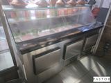 une photo d'une cuisine avec un plan de travail et une vitrine en verre