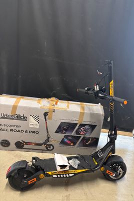 un scooter posé par terre à côté d'un carton
