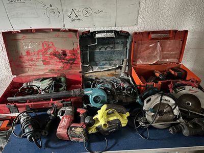 de nombreux outils posés sur une table bleue