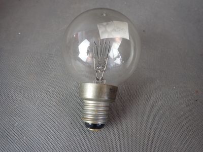une petite ampoule posée sur une table