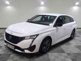 la voiture blanche est garée sur le sol à carreaux d'une pièce