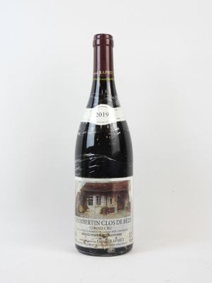 une bouteille de vin posée sur une table